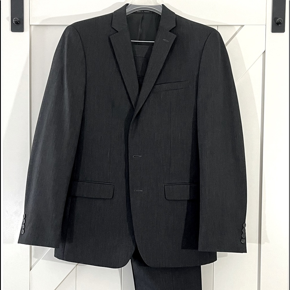 Van Husen Flex Modern Fit Suit. 42R jacket. 34x30 pants. Charcoal gray. Like new